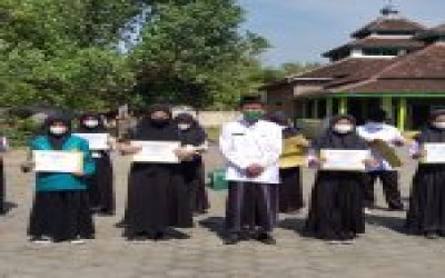 MTs Negeri2 Rembang Bagikan Penghargaan Kepada Siswa Berprestasi